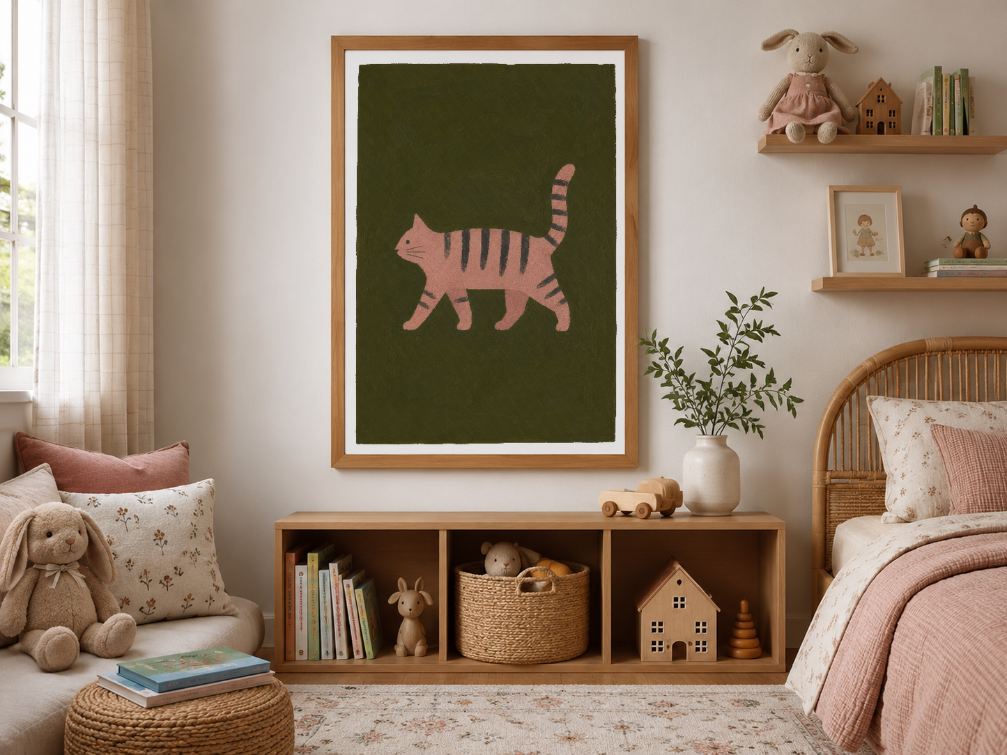 Pembe ve haki yeşil renkli kedi tablosu, ahşap çerçeveli, oturma alanında sergilenmesi.