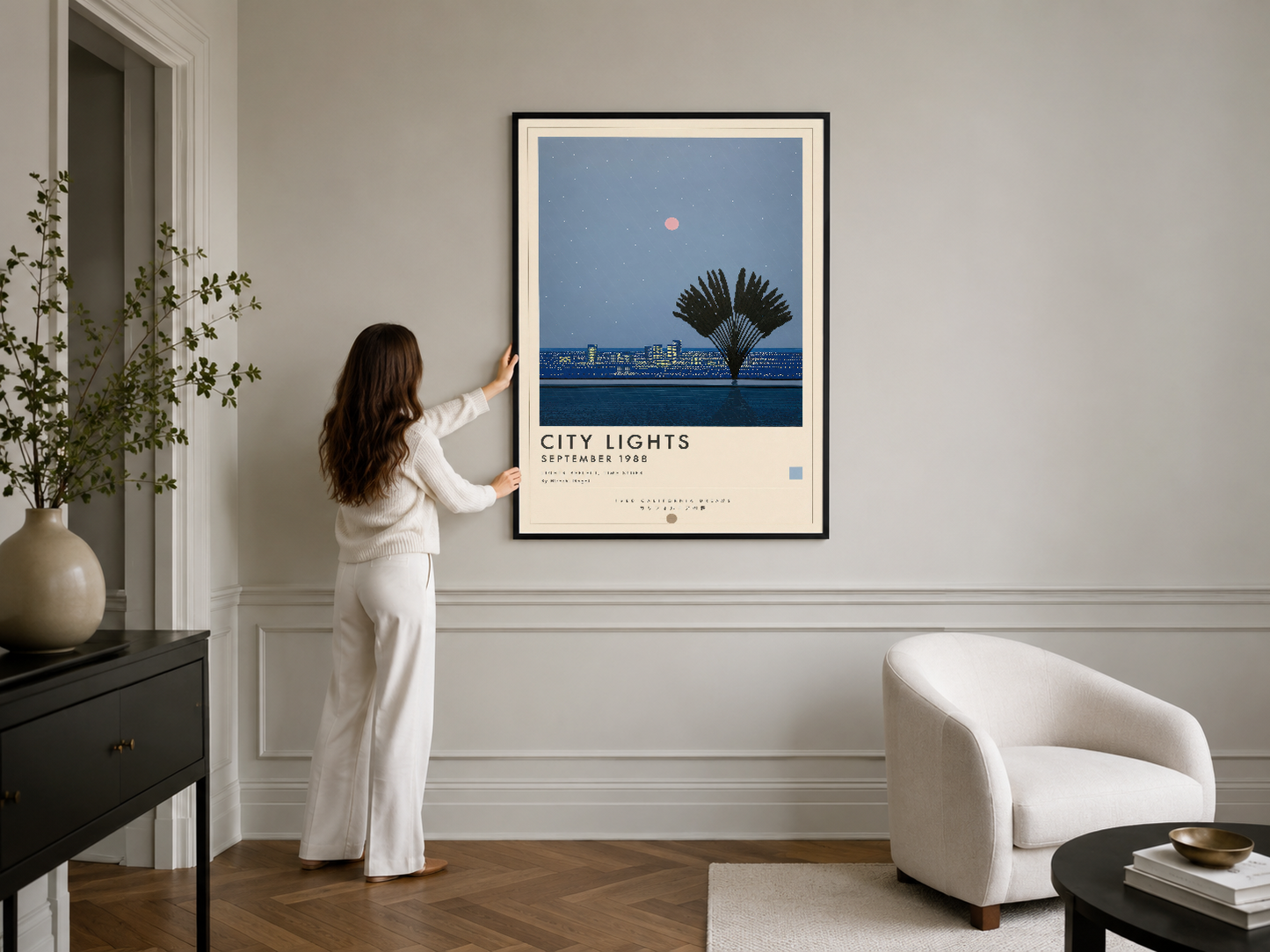 Siyah çerçeveli vintage City Lights posteri, şık iç mekanında sade duvar sanatı ve modern mobilya kombinasyonu.