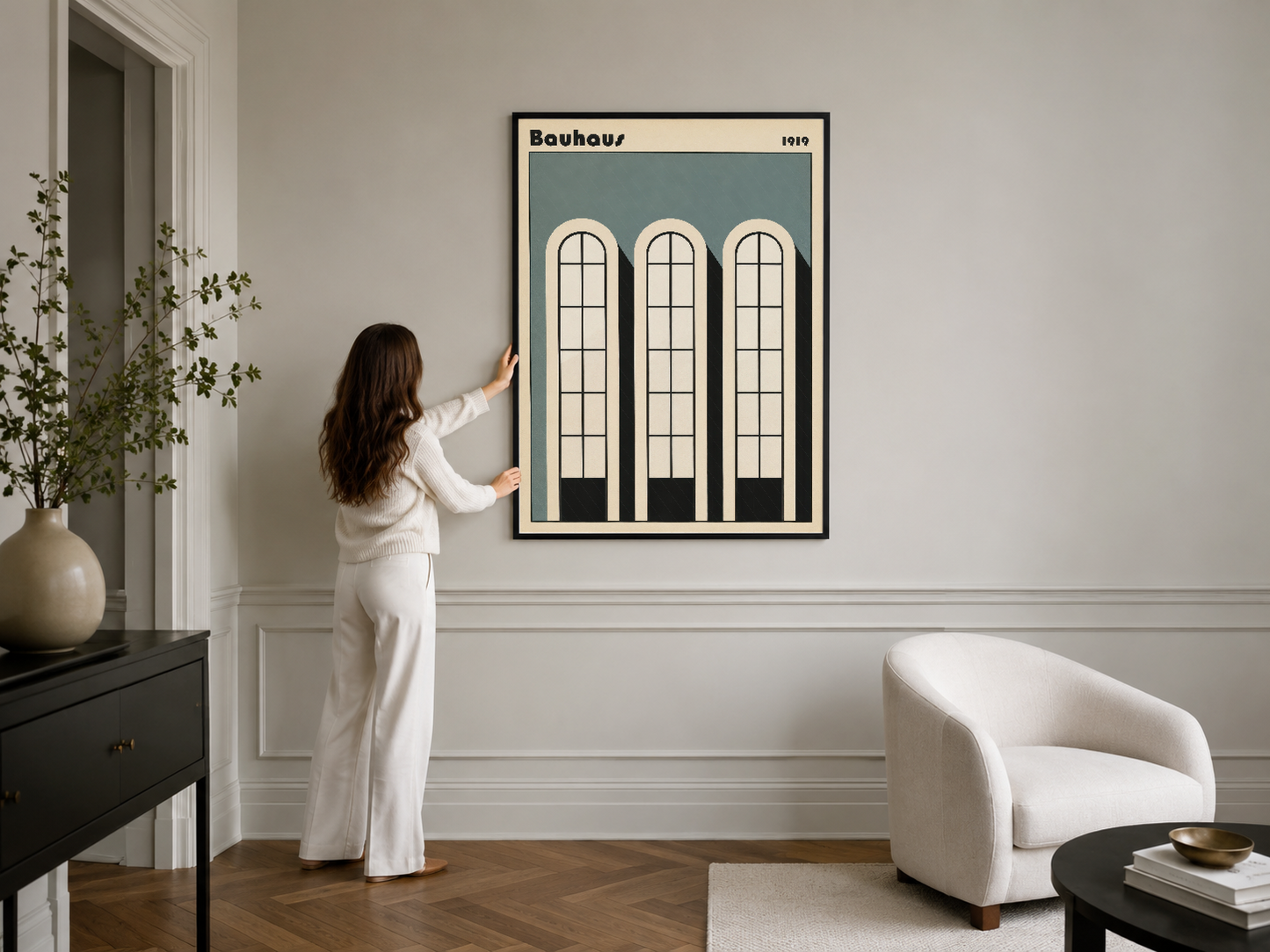 Art deco çerçeveli Bauhaus pencere posterinin beyaz duvar panellemeli şık iç mekanda yer alması.