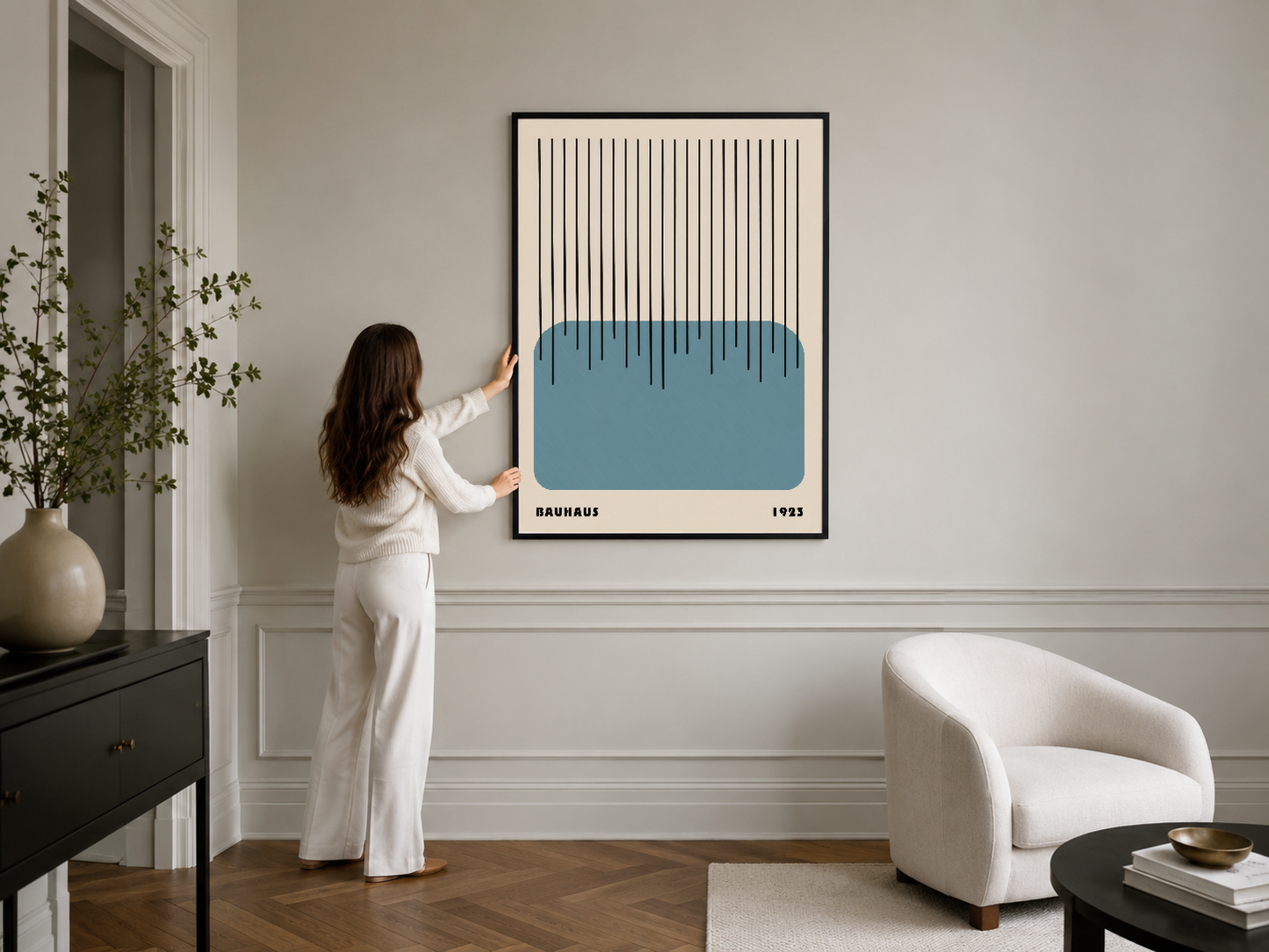 Kare siyah çerçeveli poster, 1993 Bauhaus estetiğini yansıtarak minimalist iç mekanları şıklaştırıyor.