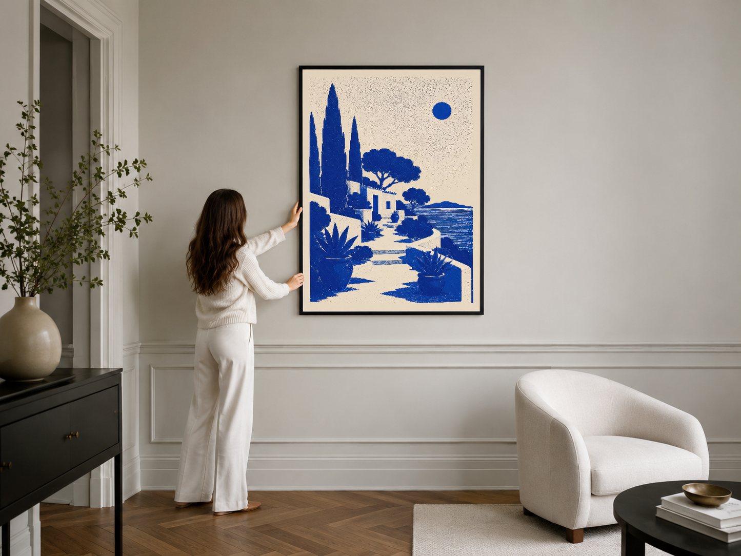 Modern iç mekanda siyah çerçeveli, sakin deniz manzarası ve botanik motifli poster sanat tablosu.