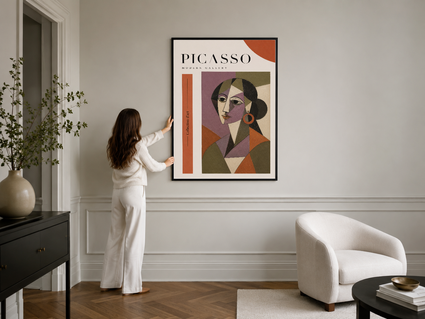 Modern oturma alanında siyah çerçeveli Picasso portre tablosu, canlı renkler ve geometrik tasarımla iç mekanı canlandıran