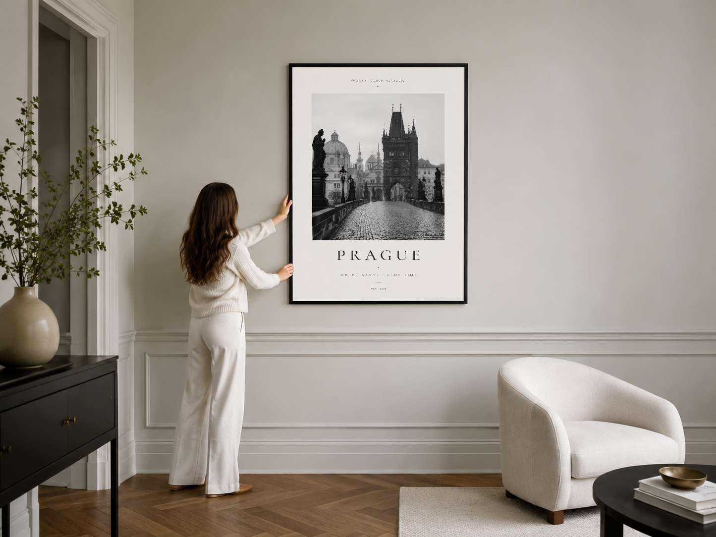 Prag köprüsü temalı siyah çerçeveli poster, şık ve minimalist oda dekorasyonunda.