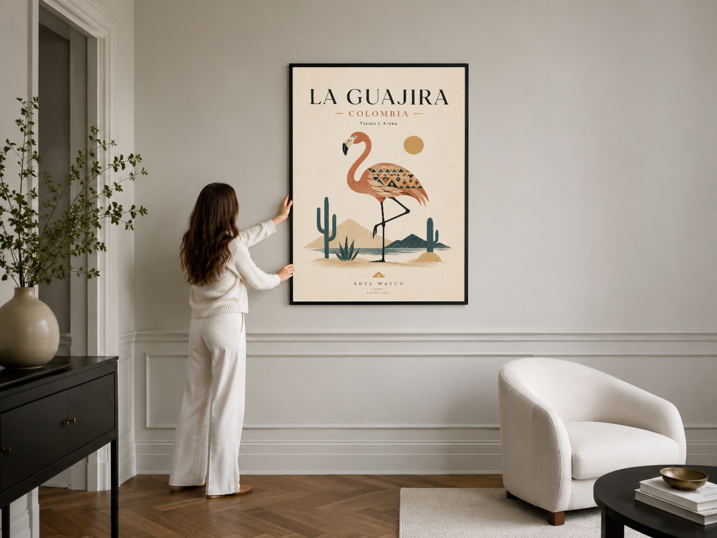 Modern iç dekorasyonda siyah çerçeveli La Guajira tablosu, minimalist flamingo ve doğa temasıyla.