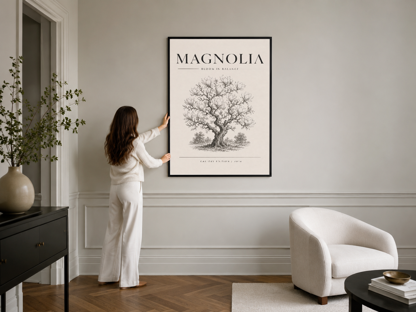 Siyah çerçeveli Magnolia poster, modern ve şık bir oturma odasında pano duvarında yer alıyor.
