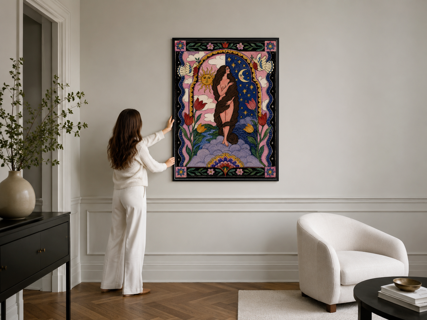 Dekoratif çerçeveli mitolojik konu poster, klasik iç tasarımlı beyaz duvarın üzerinde yer alıyor.