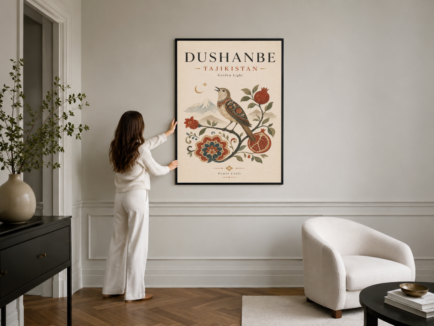 Dushanbe Tacikistan duvar posteri, siyah çerçeveli, botanik ve kuş motifleri ile asılı halde.