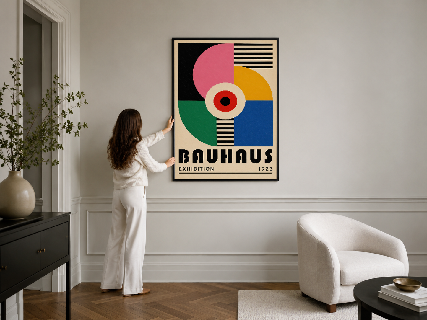 1923 Bauhaus sergisi tablosu, siyah çerçeveyle modern oturma alanında tasarım sanatını sergiliyor.