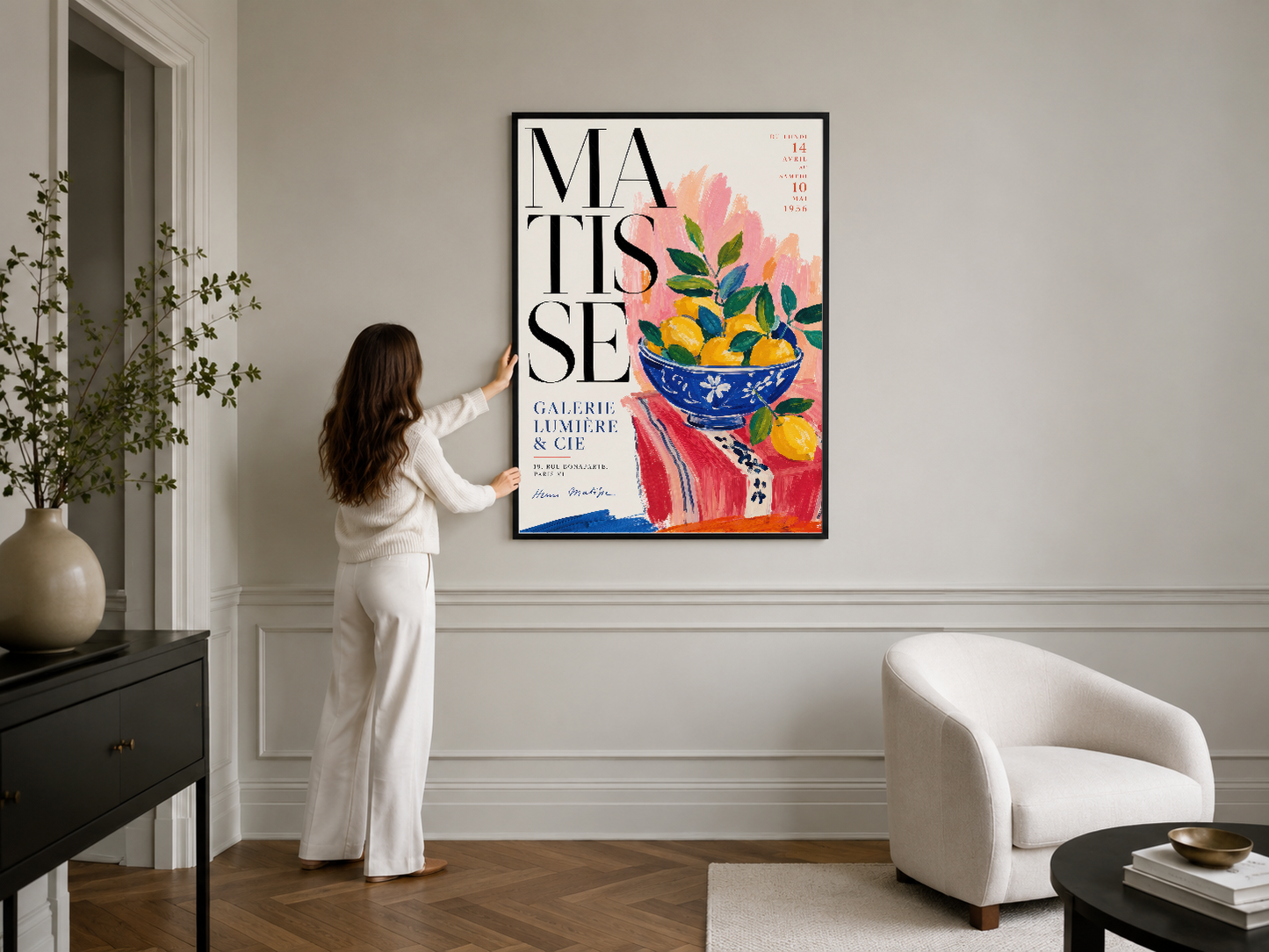 Sanat dergisi posteri görünümlü, canlı çiçek illüstrasyonlu çerçeveli tablo, minimalist iç mekanda yer alan klasik estetik.