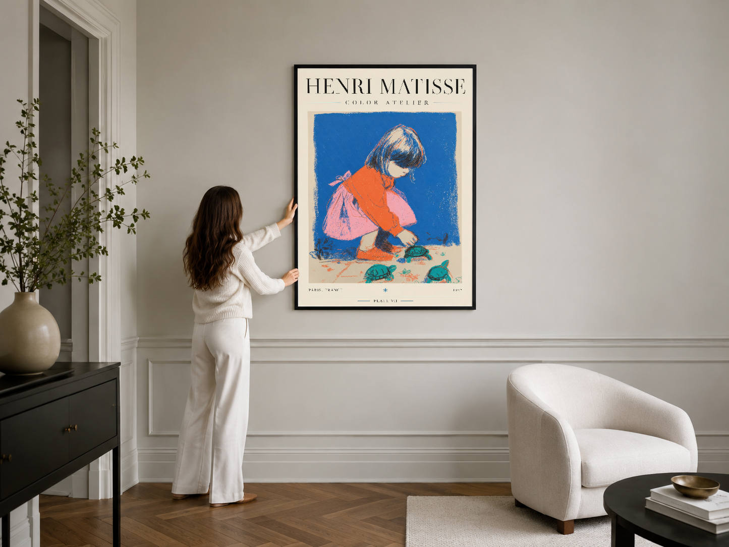 Matisse Color Atelier posteri, siyah çerçevesi ve klasik beyaz iç dekorasyonla minimalist bir odada.