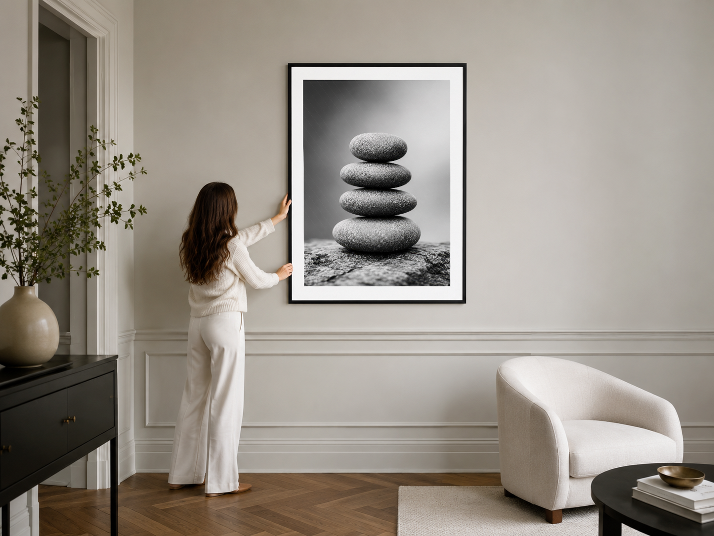 Nötr tonlu oturma alanında, iç denge temasını vurgulayan çerçeveli siyah beyaz poster.
