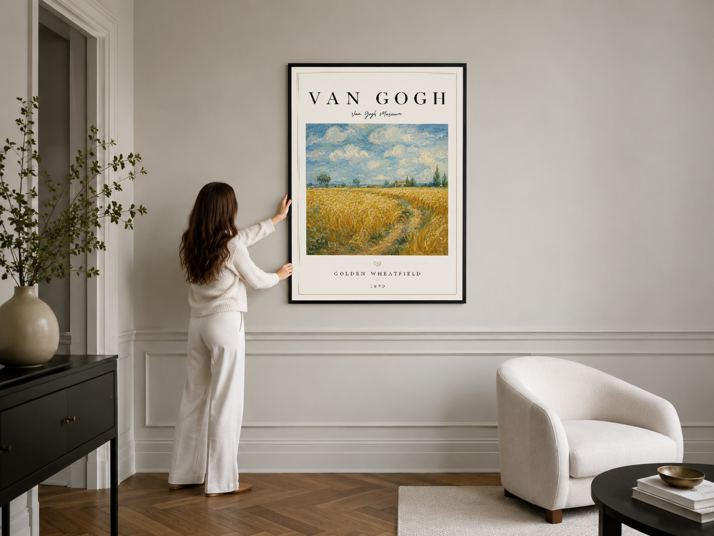 Van Gogh'un Altın Buğday Tarlası poster, siyah çerçevede, şık beyaz oturma odasının duvar paneline asılı.