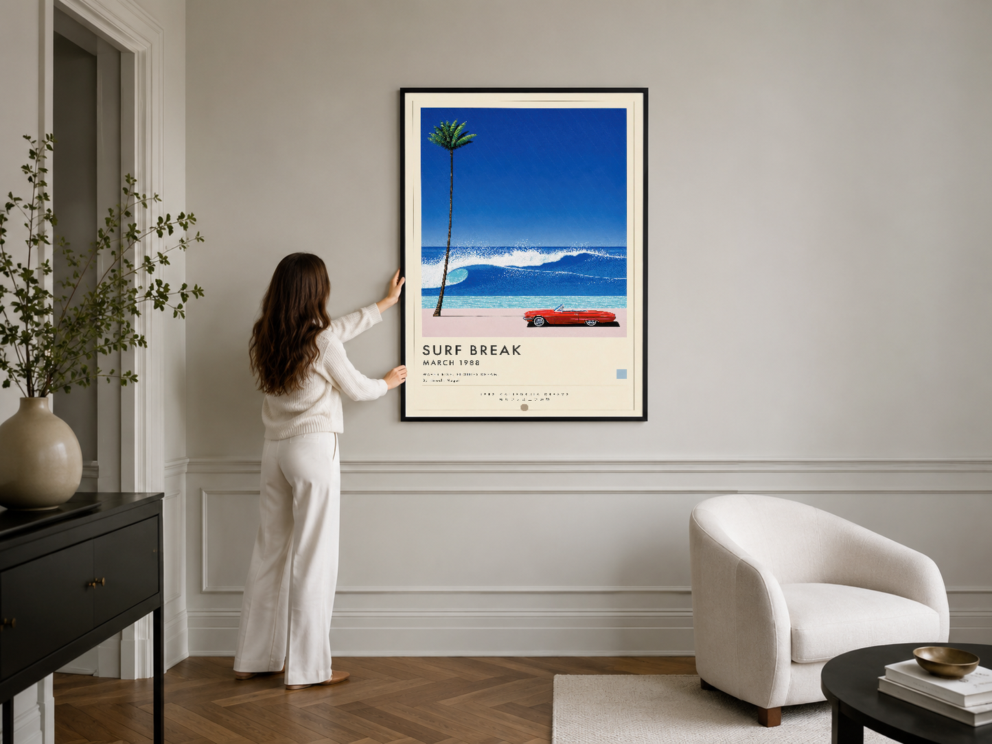 Klasik surf break konulu poster, siyah çerçeveli, ferah beyaz duvara asılı, seramik dekorlara eşlik ediyor.