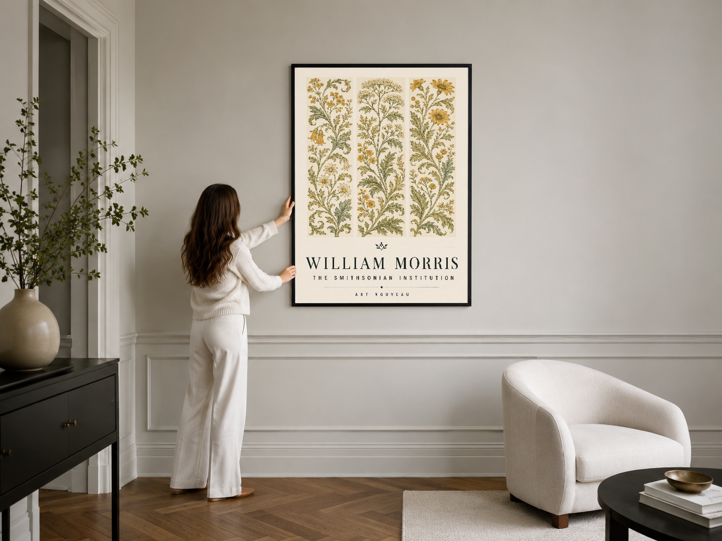William Morris botanik tablosu, siyah çerçevede, modern iç tasarımda konsol masası üzerinde asılı.