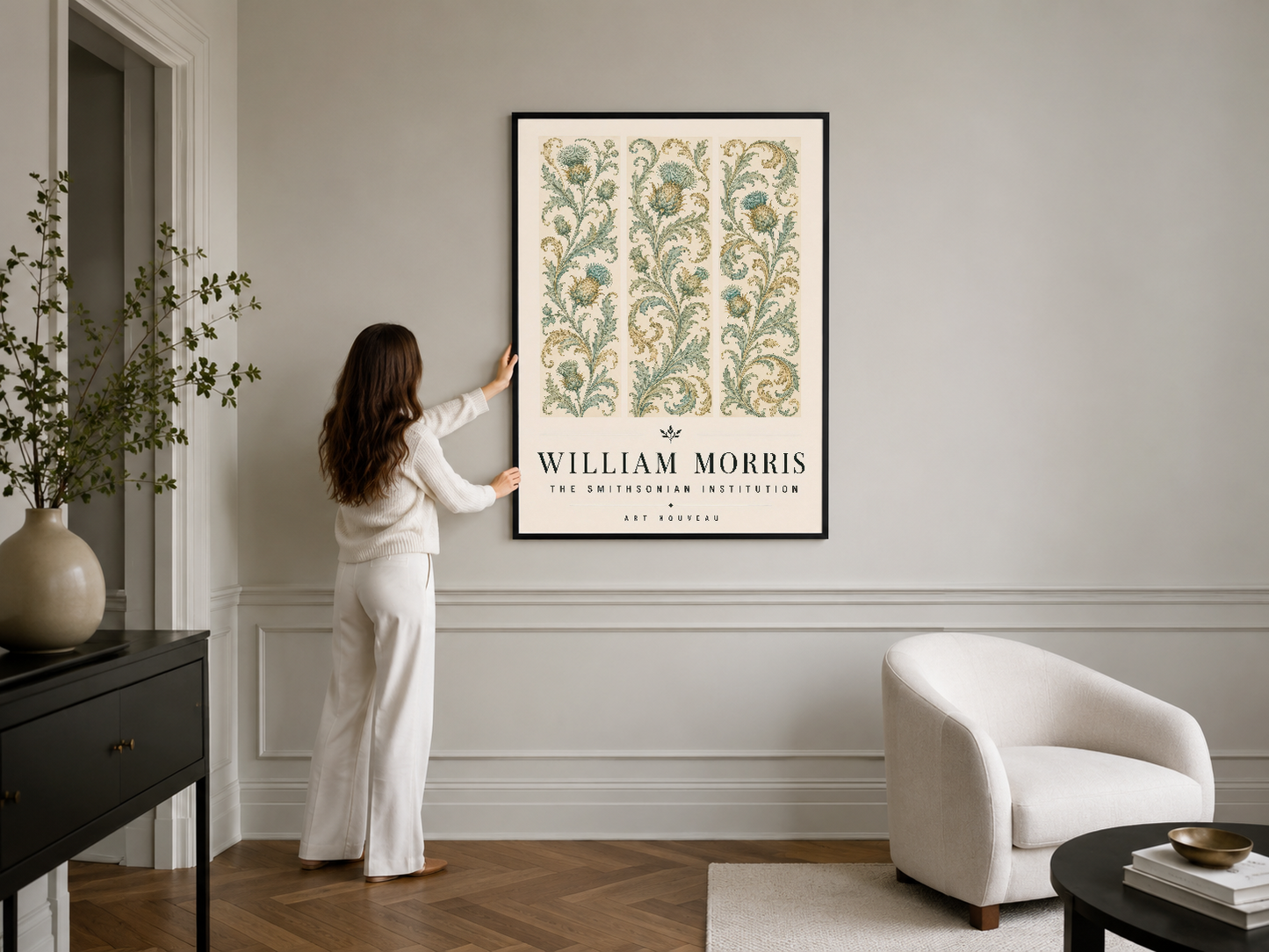 William Morris çiçek desenli duvar tablosu, minimalist interiorda siyah çerçevesiyle vintage sanat.