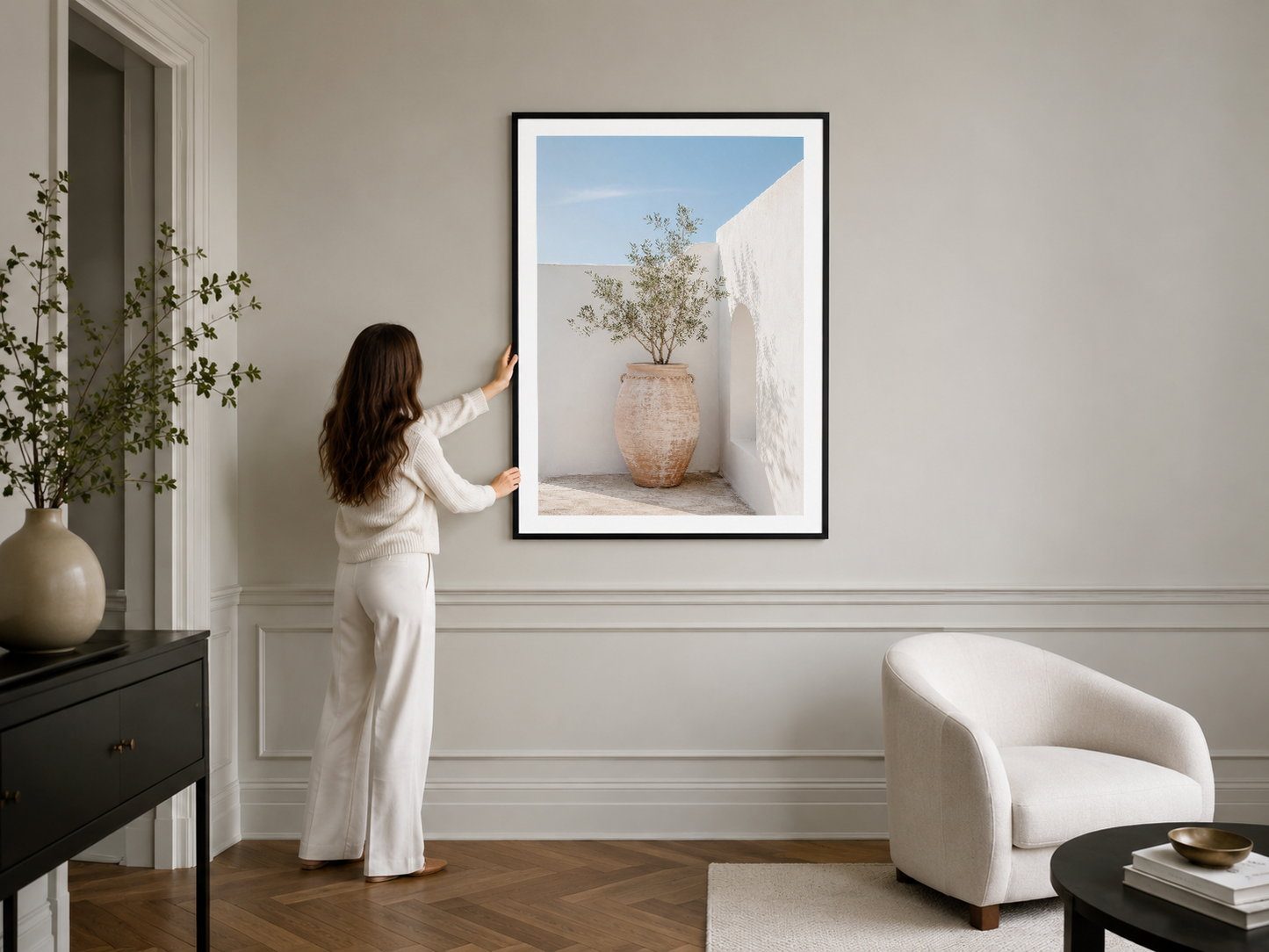 Açık renkli çiçekli poster, minimalist odasında siyah çerçeve ile asılı, rahat ve şık atmosfer.