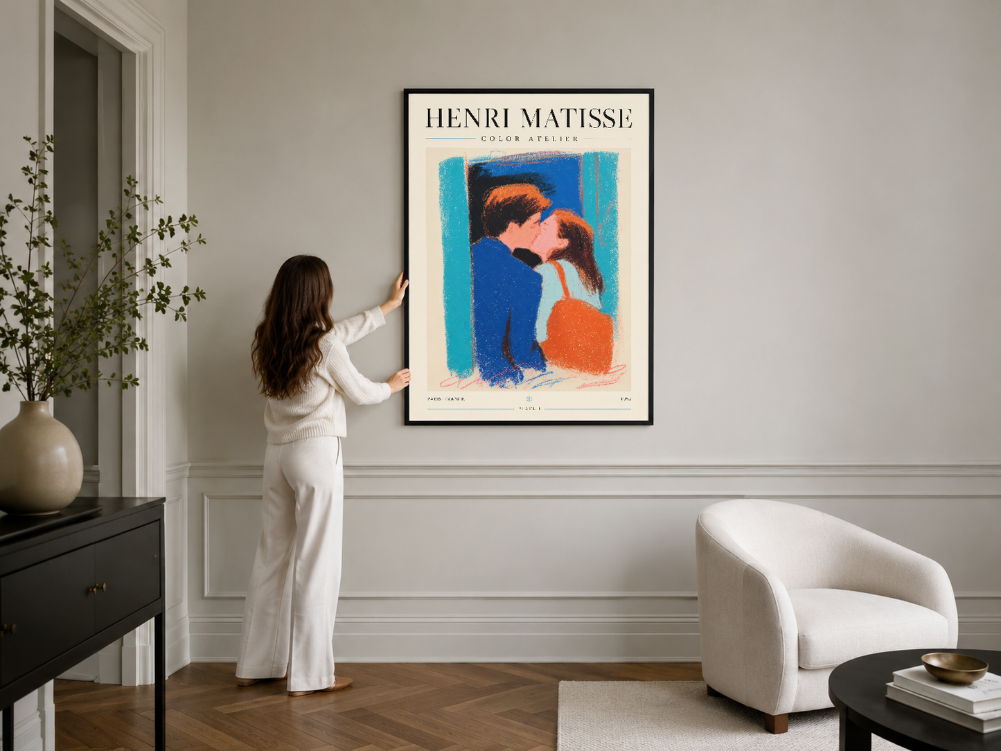 Matisse Color Atelier tablosu siyah çerçevede, şık bir yaşam alanının duvarında zarif bir görünüm yaratıyor.