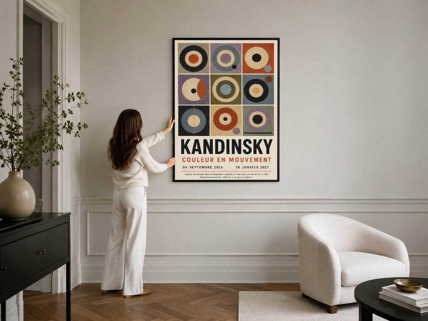 Siyah çerçeveli Kandinsky tablosu, klasik iç tasarımdaki beyaz duvarda sakin ve zarif görünüm sunuyor.