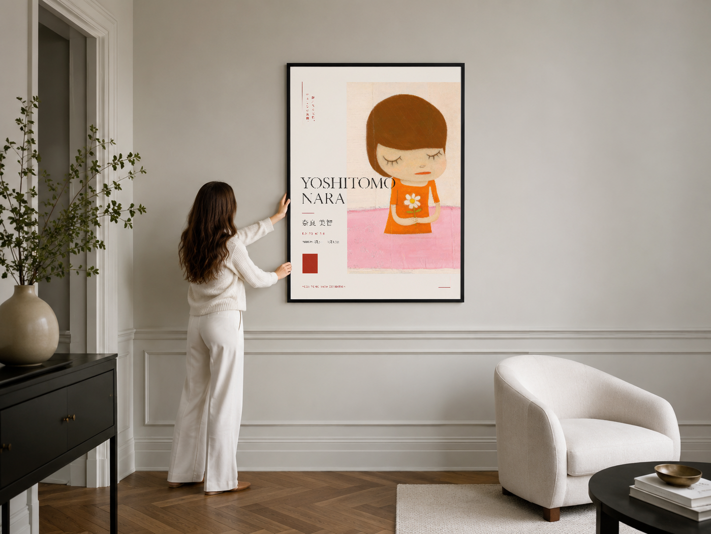 Sanatsal portre posteri, siyah çerçevesiyle minimalist iç tasarımda asılı durumdadır.
