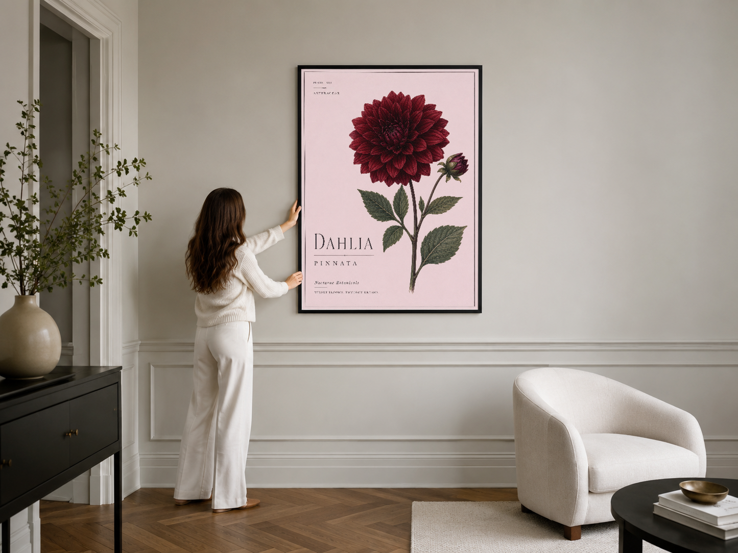 Soft pembe zemin üzerinde detaylı dalia ilustrasyonu, siyah çerçeveli, zarif oturma alanında duvar sanatı.