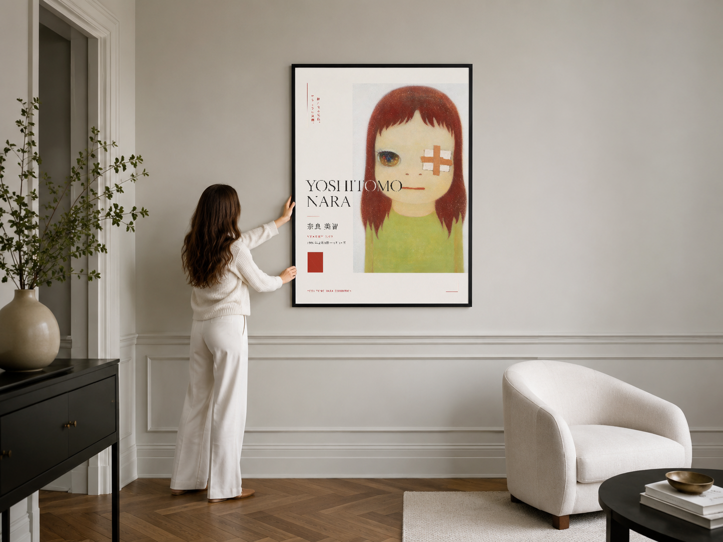 Şık oturma odasında, siyah çerçeveli modern portre tablosu, minimalist ve sakin dekorasyon stiline uyumlu.