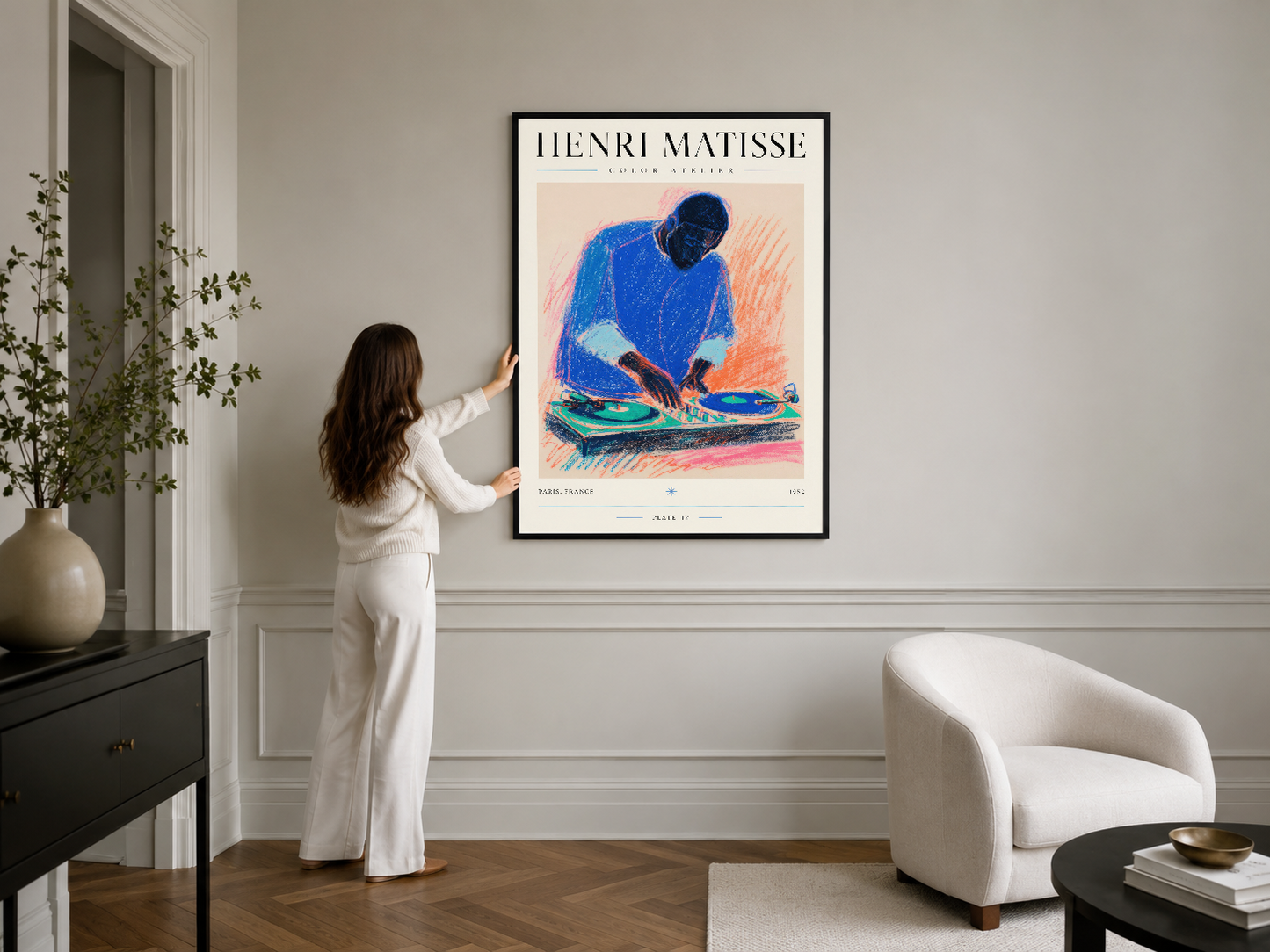 Matisse'in canlı renkleri barındıran sanat eseri, siyah çerçevede, sofistike modern odada duvar dekorasyonudur.