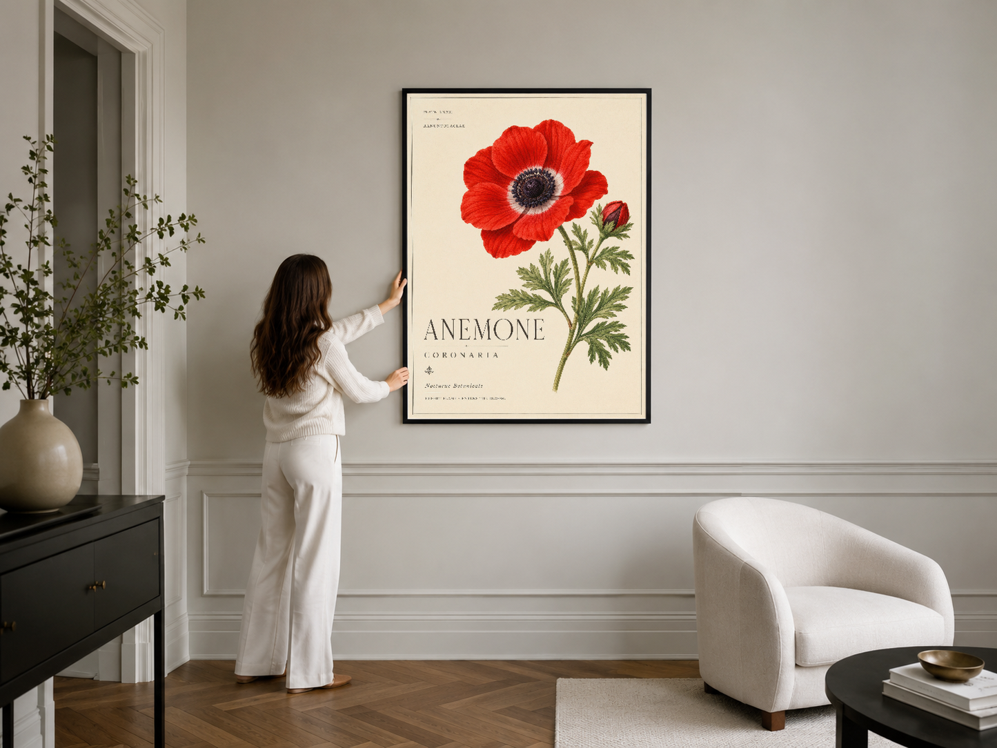 Kırmızı anemon botanik çizimi, siyah çerçeveli poster, şık iç mekânda duvar dekorasyonu olarak gösterilmiş.