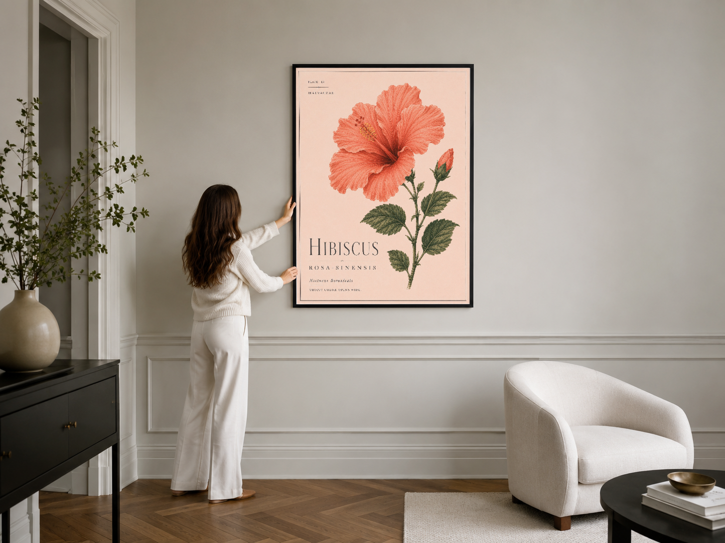 Modern oturma alanında siyah çerçeveli, detaylı Hibiscus çiçeği poster, rahat ve sofistike ortamda.