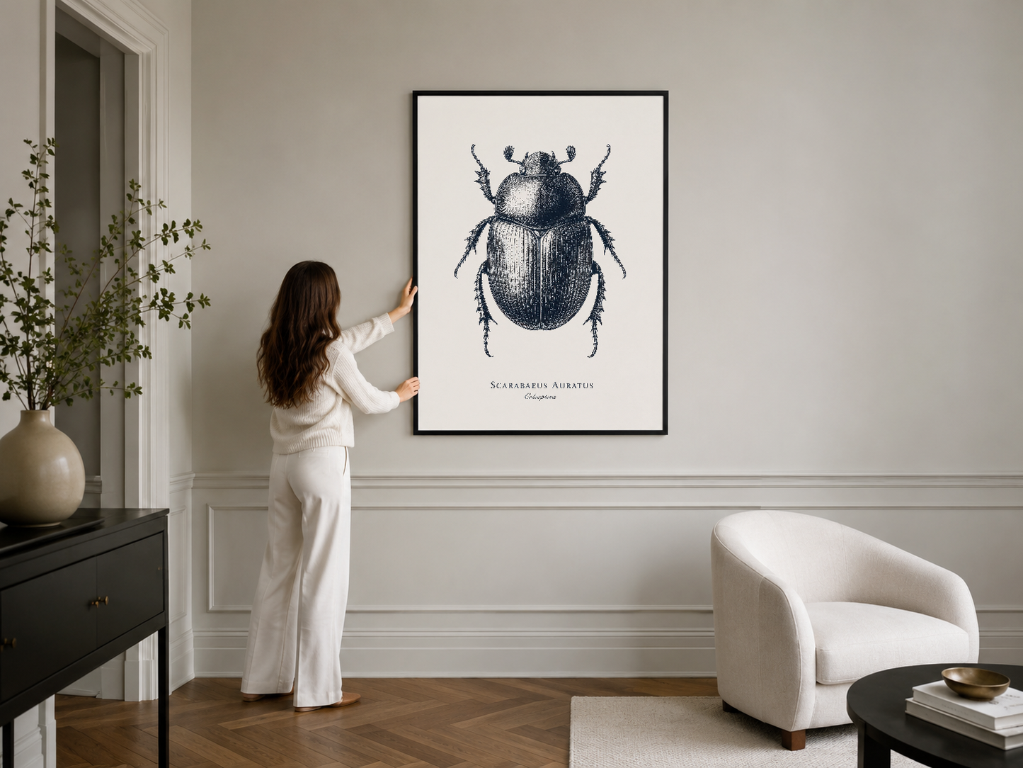 Botanik tarzı böcek gravürü poster, siyah çerçevede ve modern gri oturma alanının ana duvar dekorasyonu.