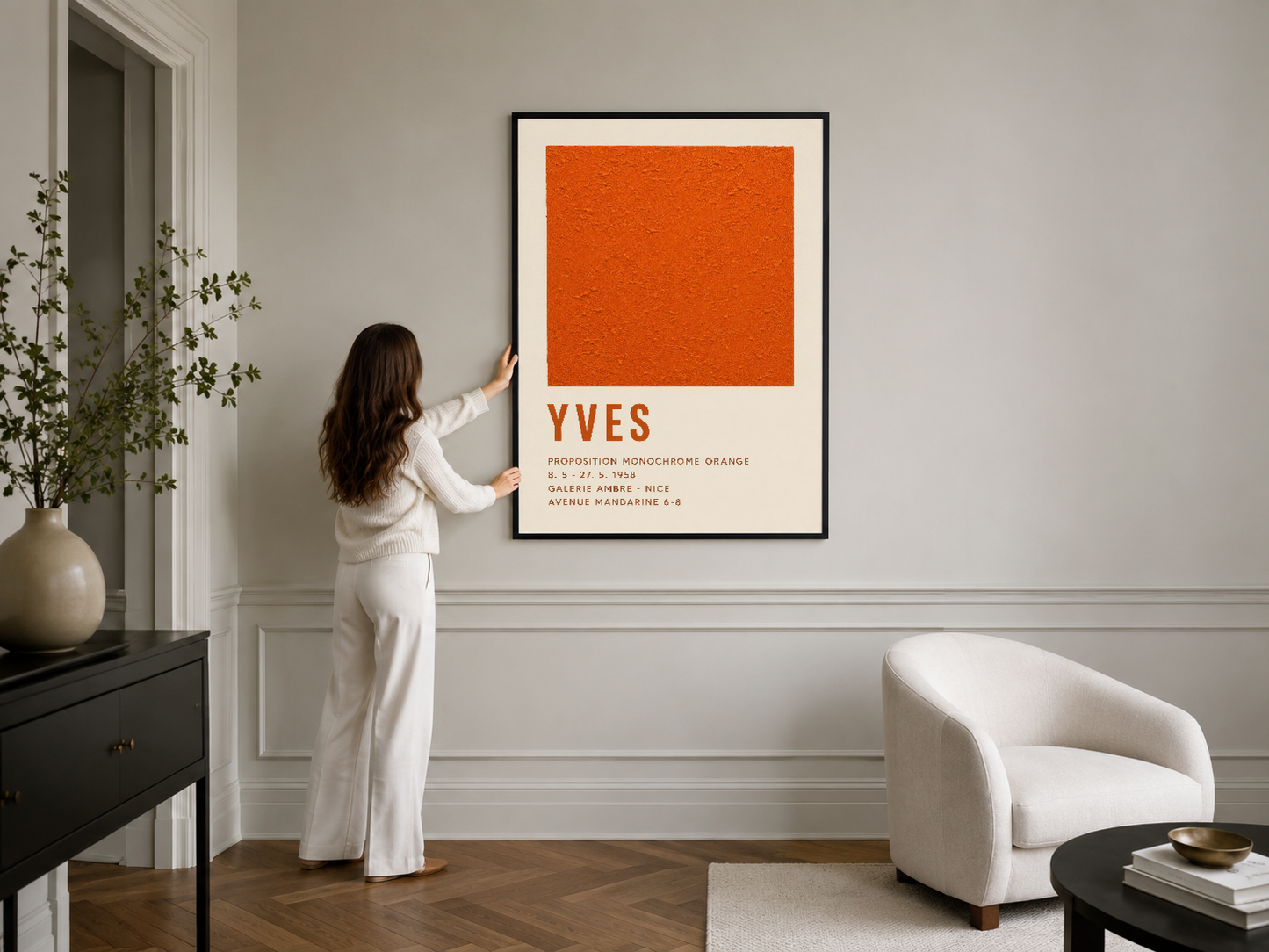 Modern oturma odasında siyah çerçeveli, turuncu renkli contemporary art poster duvar dekorasyonu.