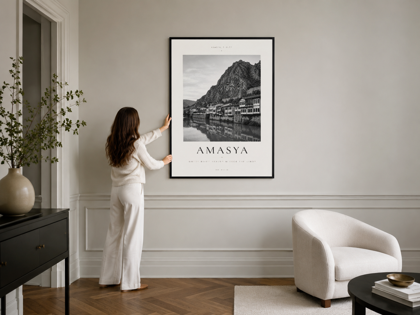 Amasya travel poster siyah çerçevede, modern minimalist odanın duvarında coğrafya ve sanat aşkını yansıtan elegant dekorasyon