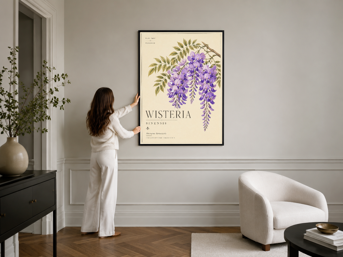 Siyah çerçeveli wisteria tablosu, yapılı duvar panelleriyle modern-klasik oturma odasında zarif duvar sanatı.