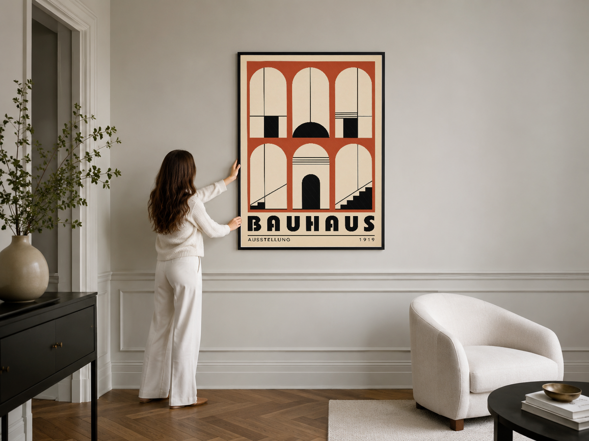 1919 Bauhaus afişi siyah çerçevede, modern iç mekanlar için geometrik vintage duvar sanatı.