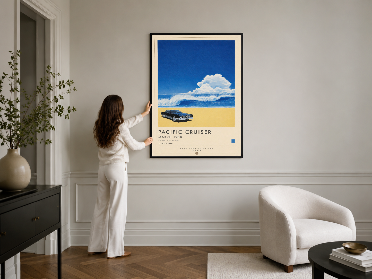 Siyah çerçeveli retro otomobil ve sahil posteri, modern ev duvarında klasik dekorasyon öğesi olarak.