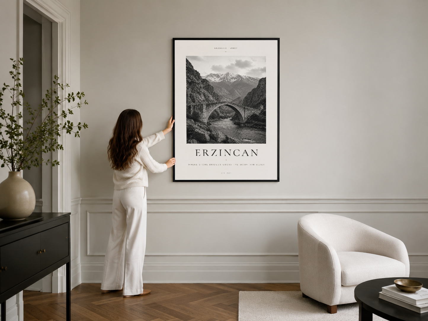 Erzincan dağ ve köprü sahnesi, siyah çerçeveli poster; şık modern oturma odasında duvar dekorasyon unsuru.