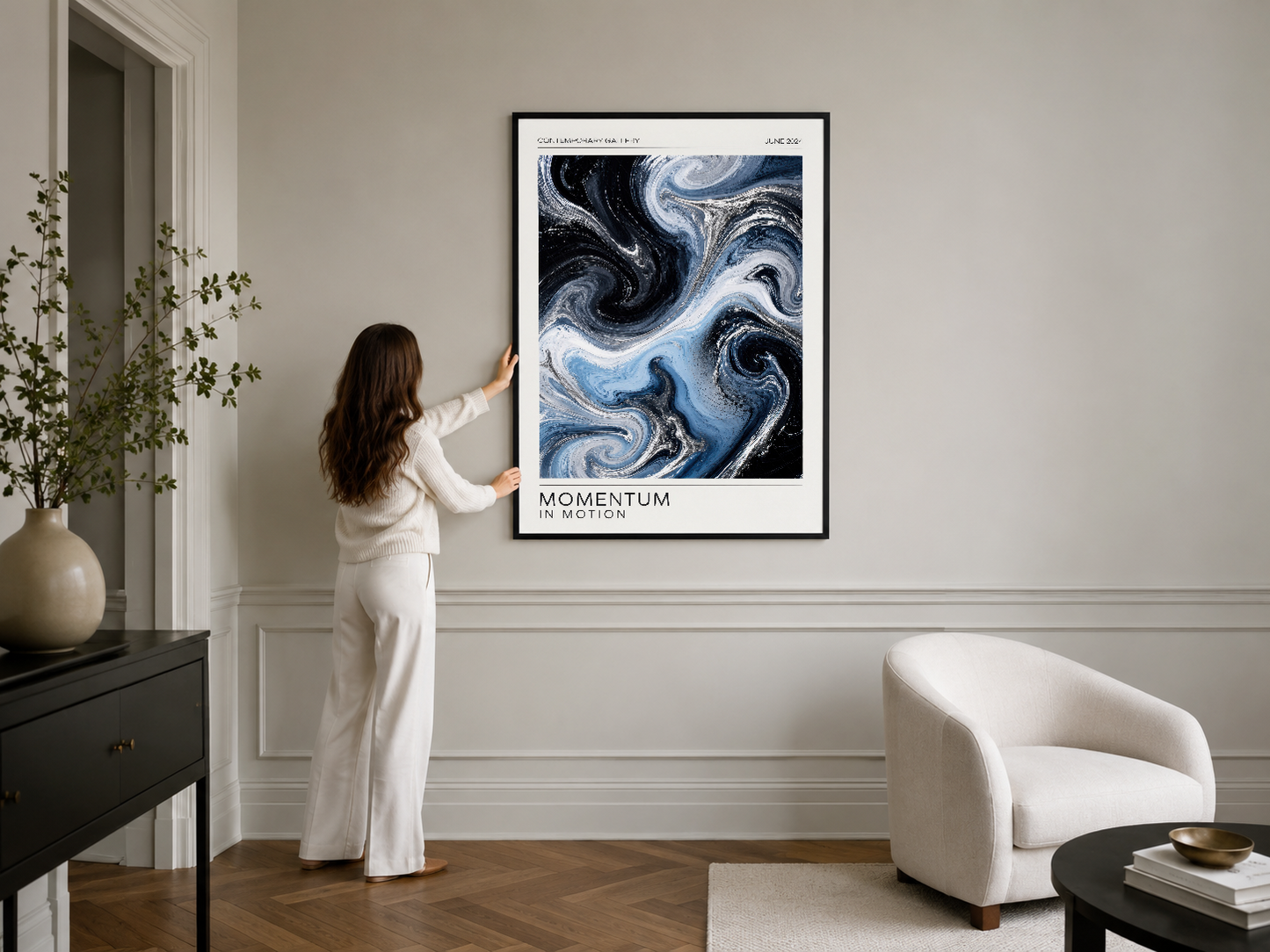 Sıvı mermer motifli çağdaş sanat tablosu, siyah çerçevede modern salon duvarına asılı.