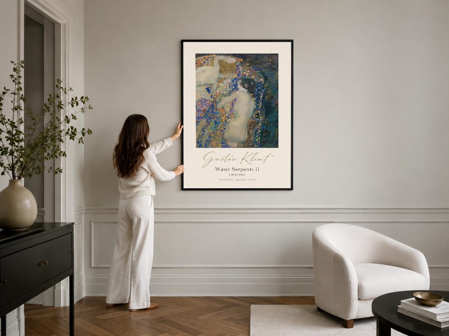 Su Yılanları II posteri siyah çerçevede, minimalist iç mekanda şık duvar sanatı olarak sergilenen Klimt eseri.