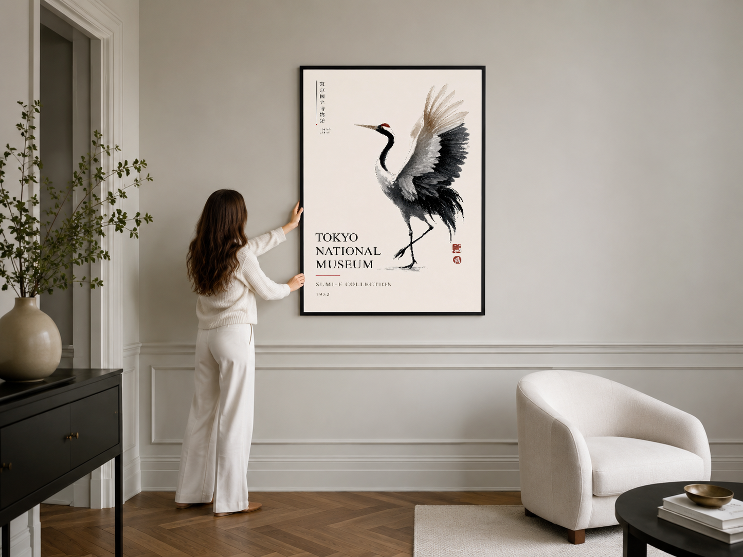 Siyah çerçeveli Asya-ilham turna posteri, modern yaşam alanında duvara asılan dekoratif sanat eseri.