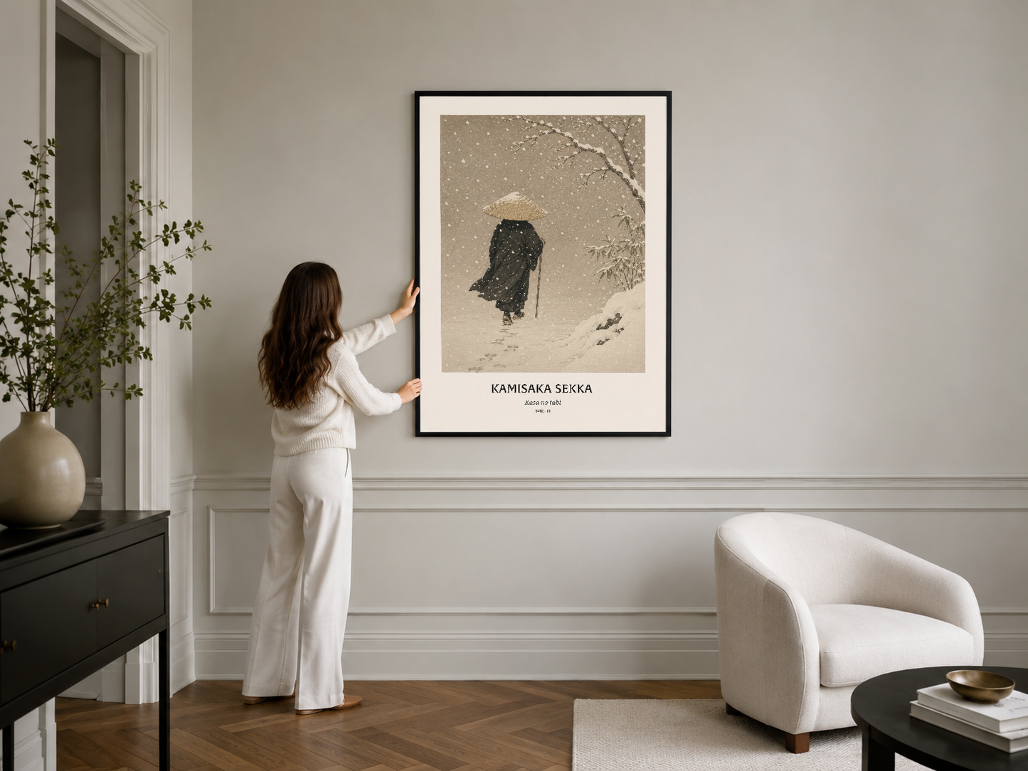 Siyah çerçeveli Kamisaka Sekka tablosu, klasik beyaz oturma odasının merkezinde serene bir sanat eseri olarak parıldarken
