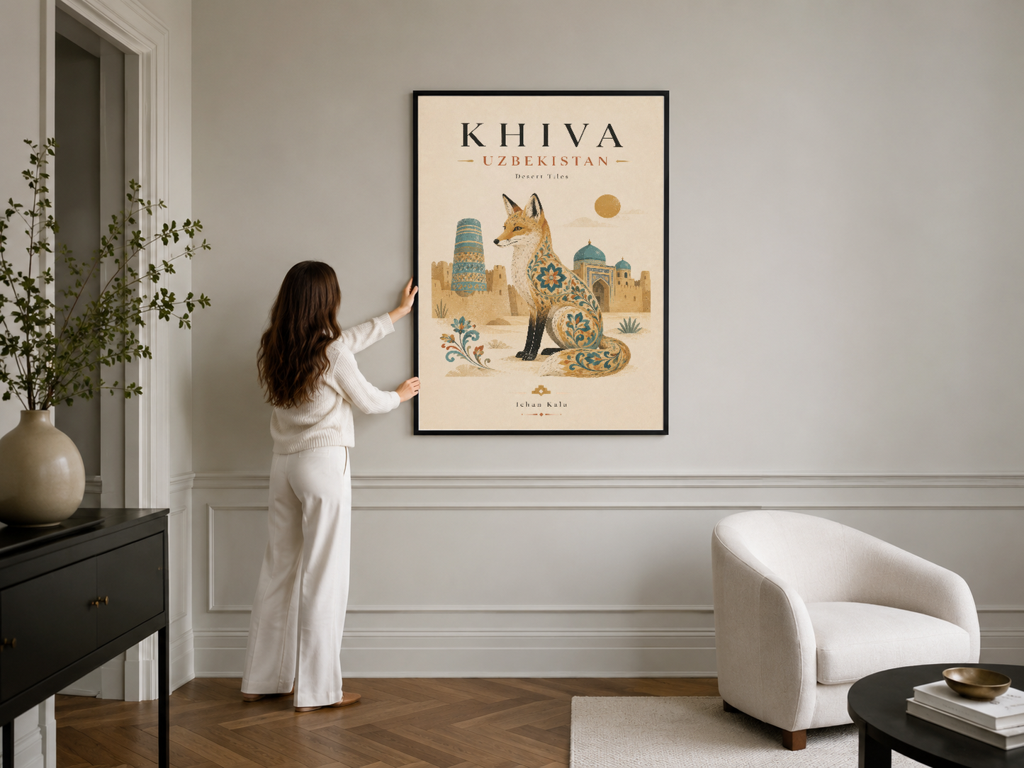 Khiva temalı dekoratif poster, siyah çerçeveli haliyle şık oturma odasında duvar sanatı olarak gösterilmektedir.