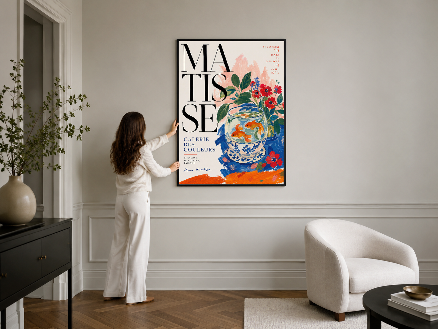 Sanat deco tarzı çiçek motifi ve mavi seramik vazo tasarımlı tablosu, minimalist modern iç ortamında siyah çerçevede.