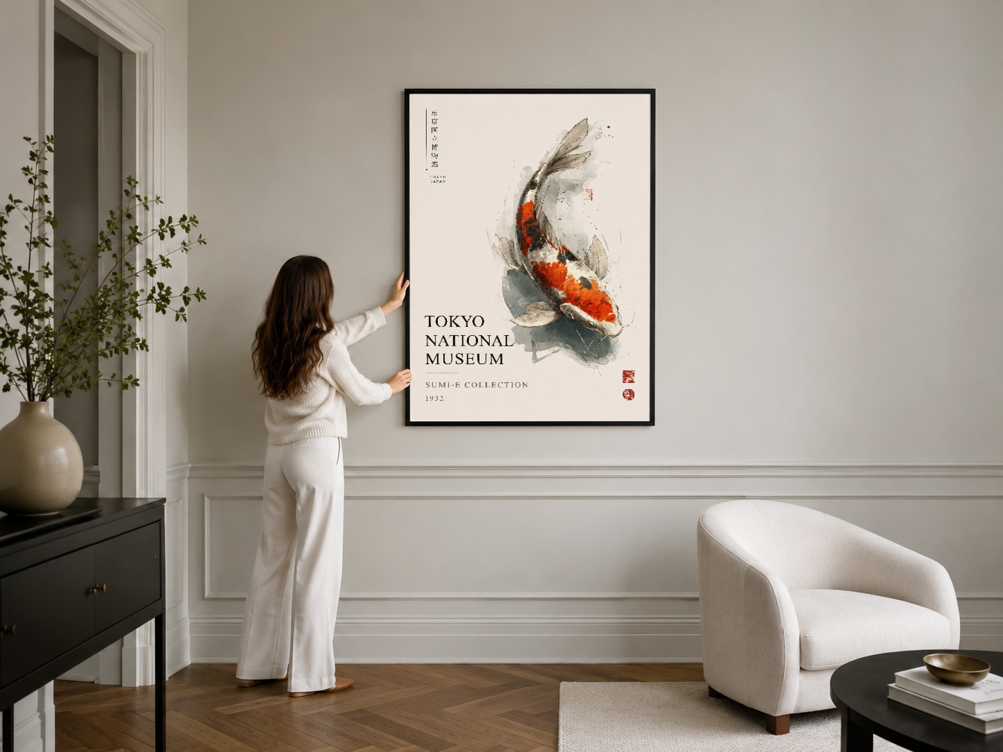 Tokyo Müzesi Sumi-e koleksiyonundan esinlenen zarif koi balığı tablosu, modern ev dekorasyonuna sanat katıyor.