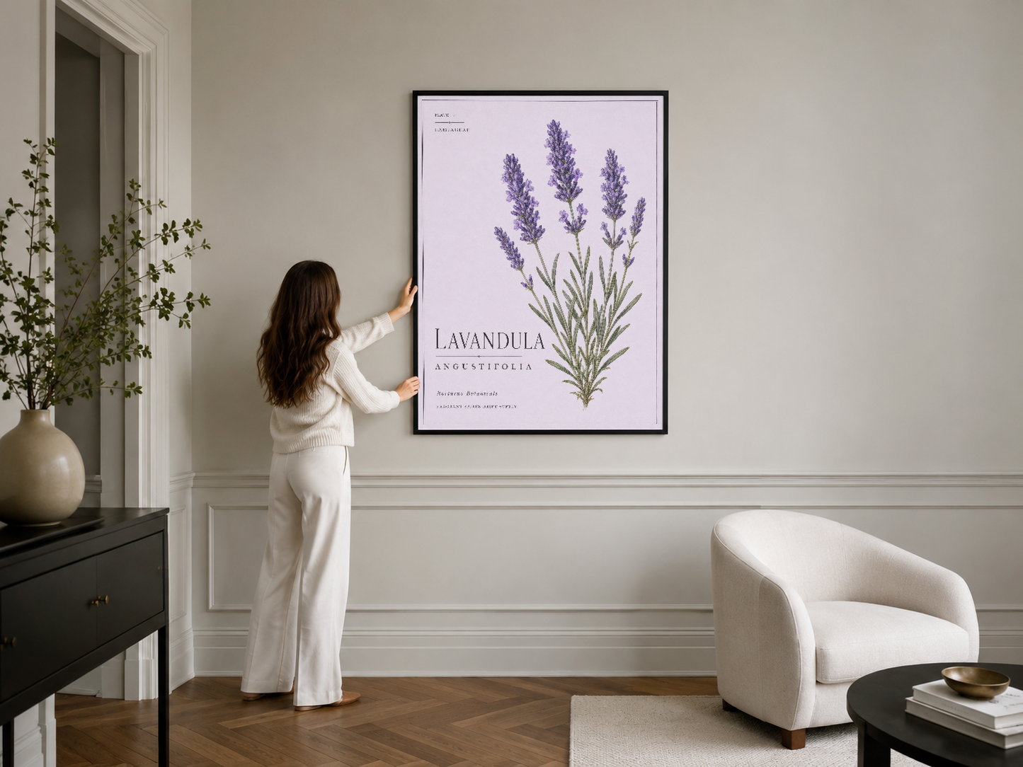 Lavanta botanik tablosu siyah çerçevede, minimalist iç dekorda asılı duran doğa temalı duvar sanatı.