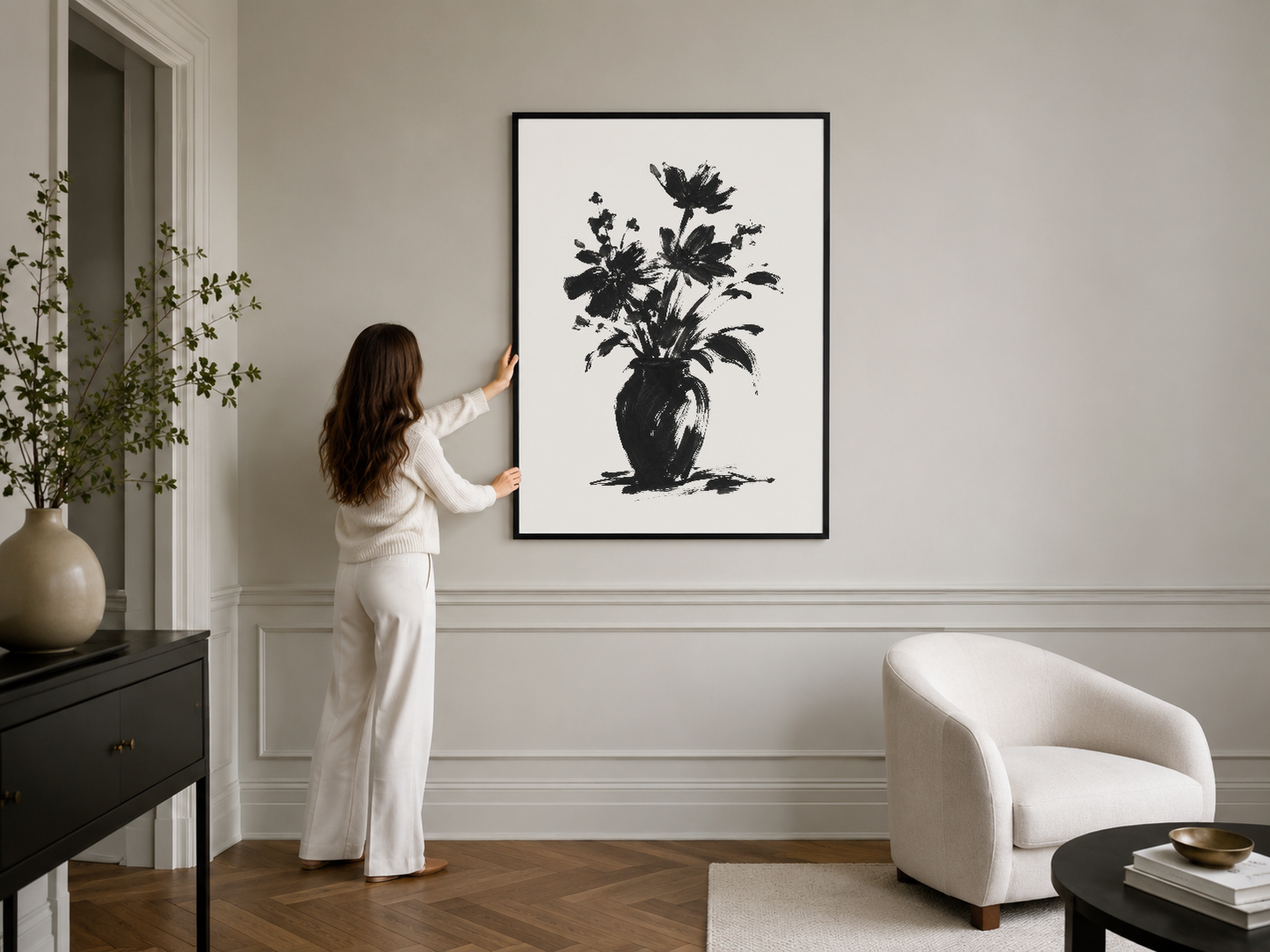 Şik siyah çiçek çizimi poster, siyah çerçeveli, klasik beyaz iç tasarım duvarında.