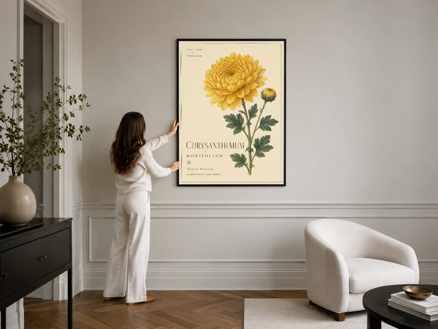Botanik krizantem posteri siyah çerçeveli, minimalist beyaz salon duvarında klasik dekora uyumlu.