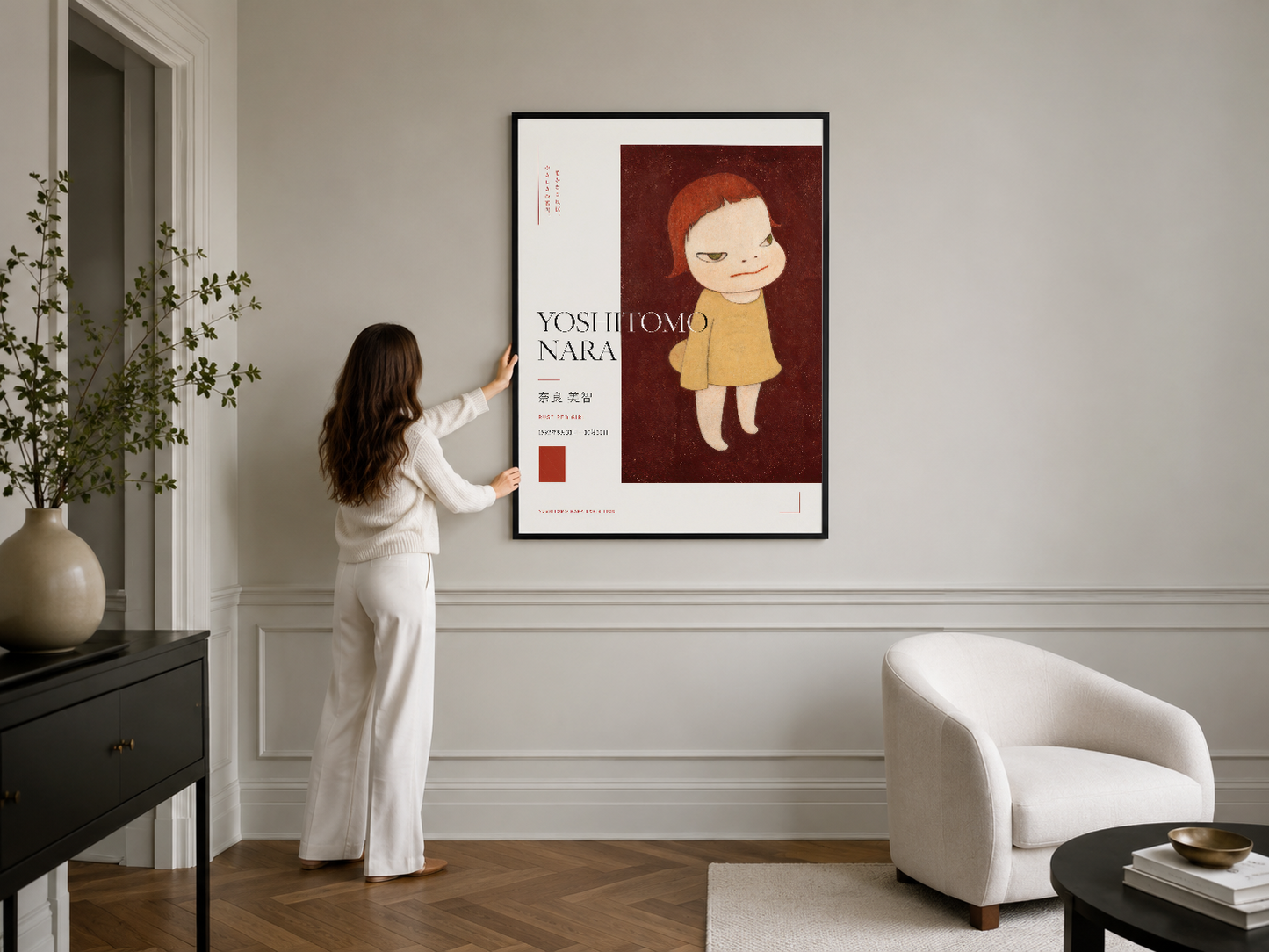 Kırmızı arka planlı, sarı giyimli çocuk motifli minimalist poster, siyah çerçevede modern odada.