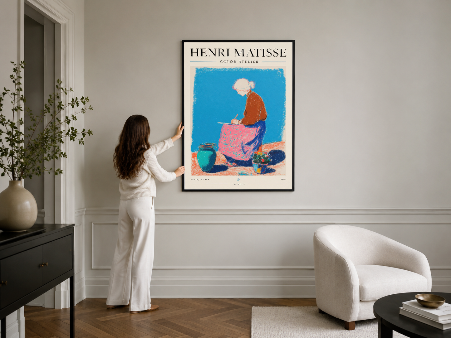 Henri Matisse tablosu siyah çerçevede, minimalist beyaz oda dekorasyonunda sanat koleksiyonunun ana odak noktası.