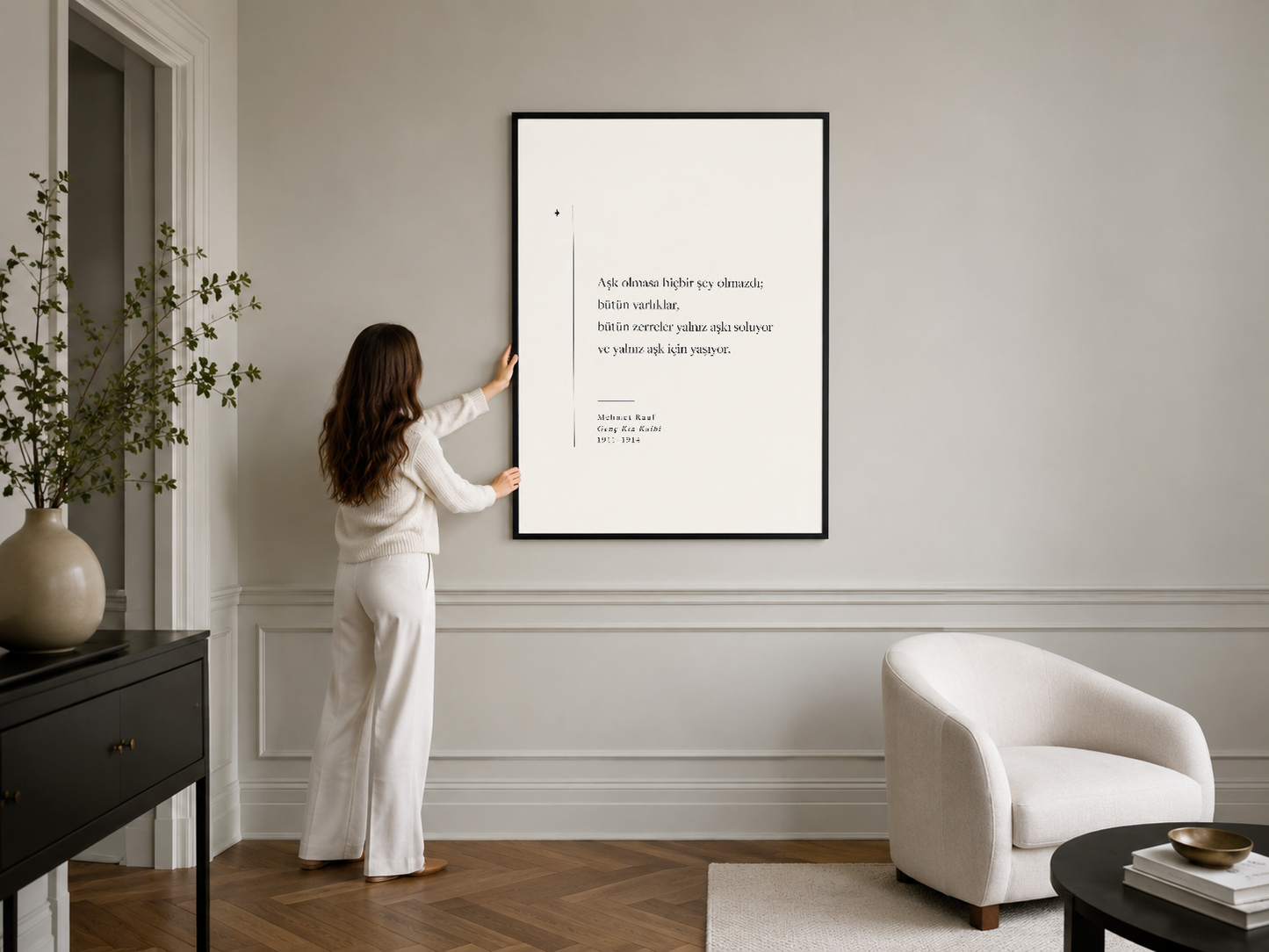 Siyah çerçeveli Türkçe metin posteri, klasik dönem mobilyalı şık yaşam alanında inspiratif atmosfer yaratan.