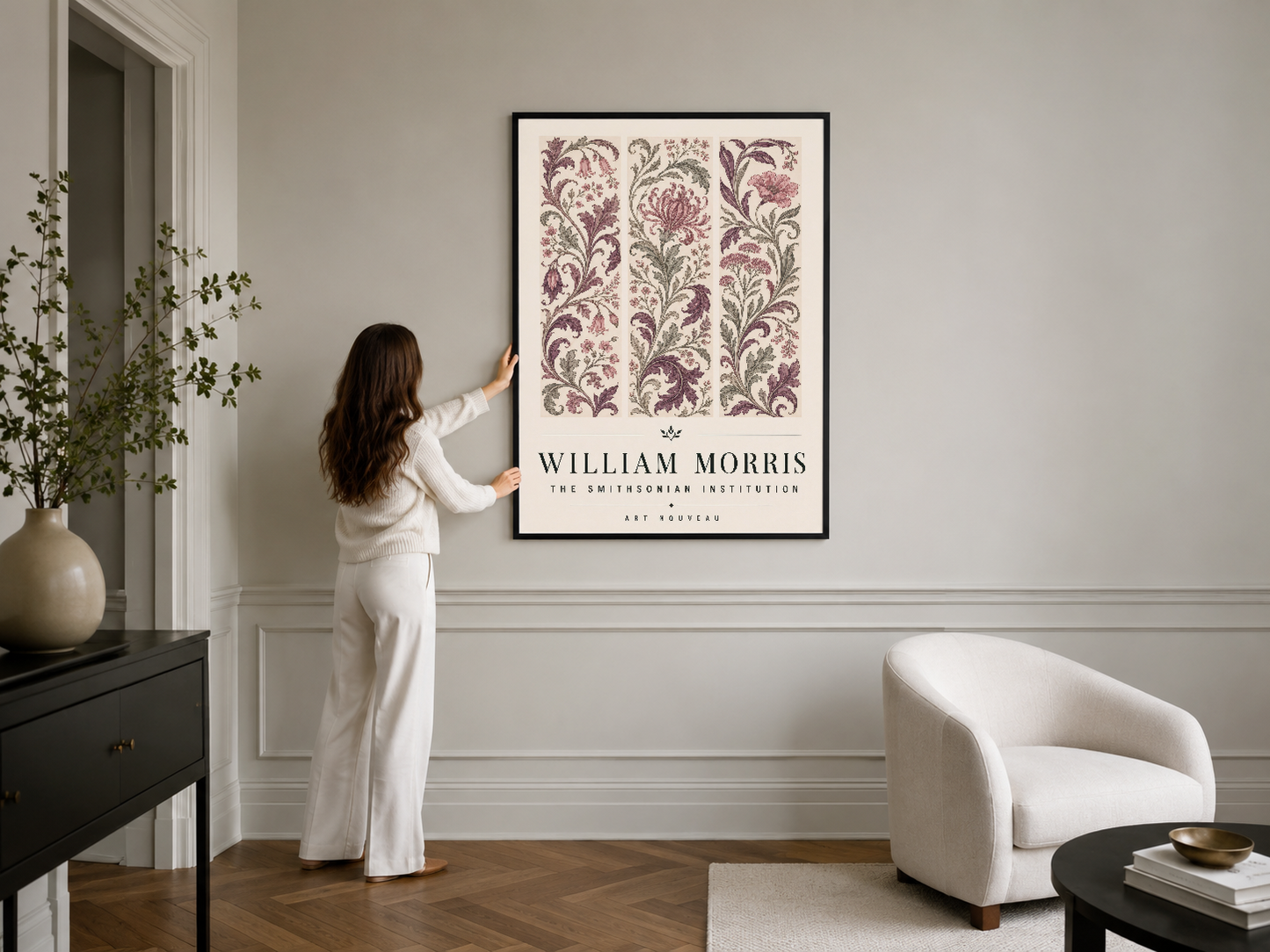 William Morris poster siyah çerçevede, asimetrik duvar dekorasyonunda klasik botanik sanatının yer aldığı görünüm.