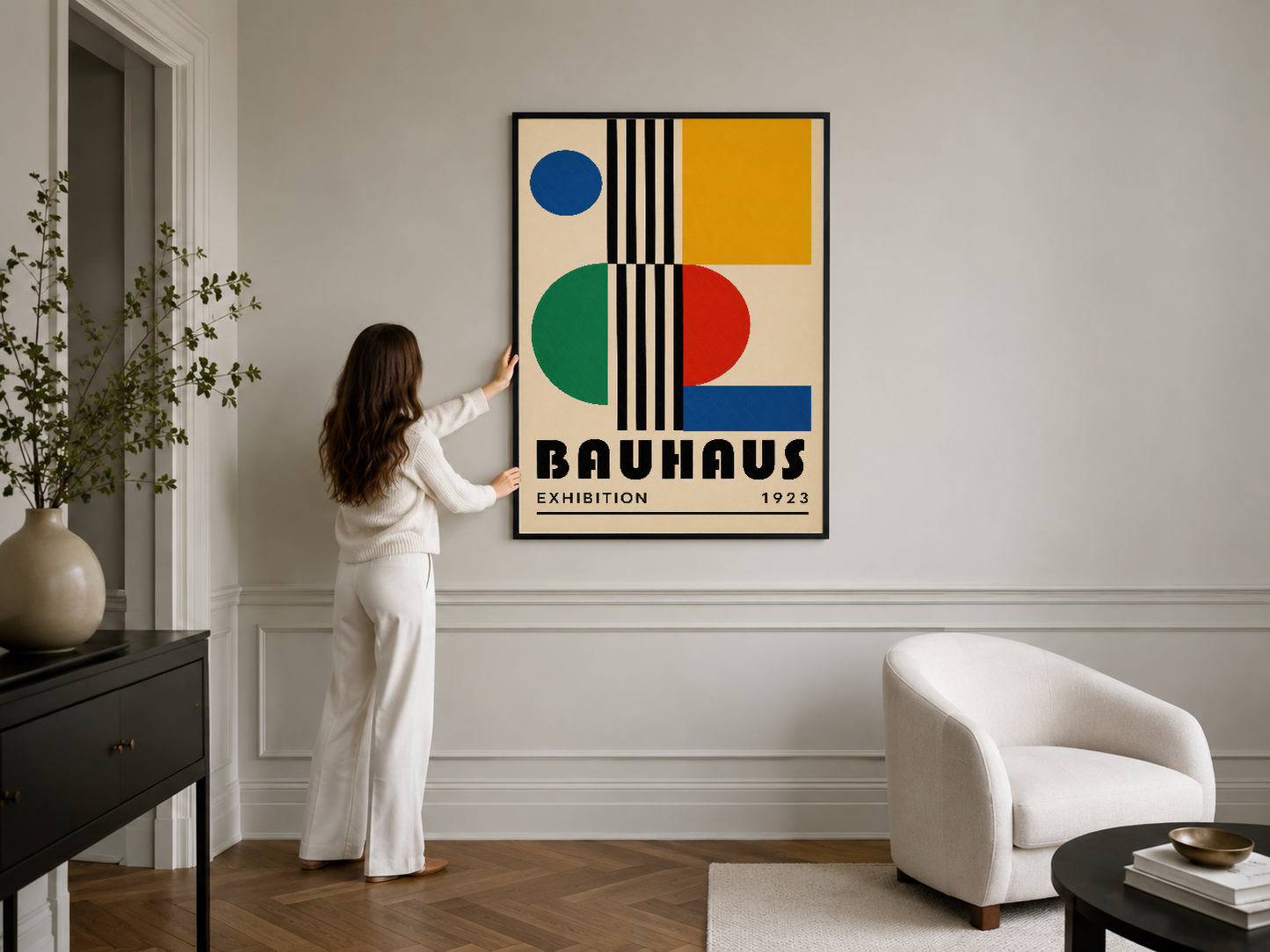 Bauhaus Exhibition posteri, renkli geometrik tasarımla modern oturma alanını dinamikleştiren duvar sanatı.